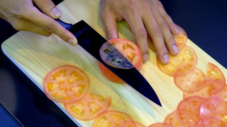Foto demostrativa del corte los cuchillos japoneses.
