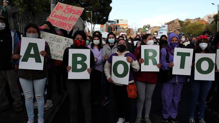 Cientos de mujeres exigen despenalizar aborto en Ecuador y critican unión Iglesia-Estado