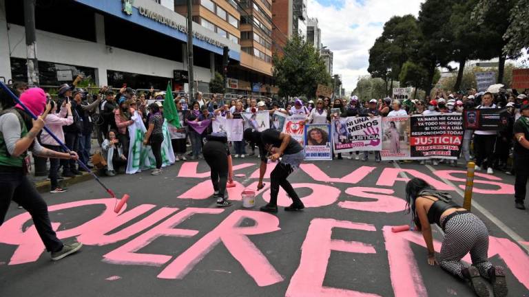 Cientos de mujeres protestan en Ecuador contra los femicidios, que ha cobrado 206 vidas este año