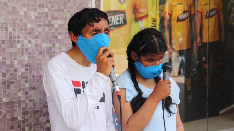 ¡Un tuit les cambió la vida! La inspiradora historia de padre e hija no videntes que cantaban en las calles de Guayaquil