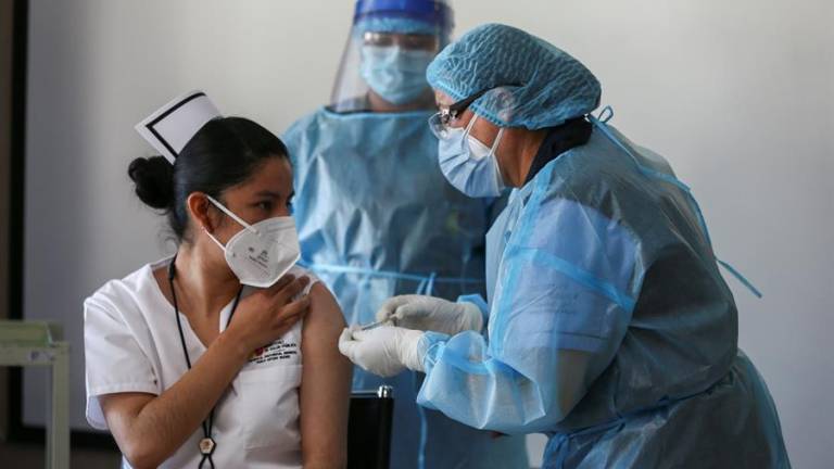 Ecuador debería vacunar a la mitad de su población hasta junio, según epidemióloga