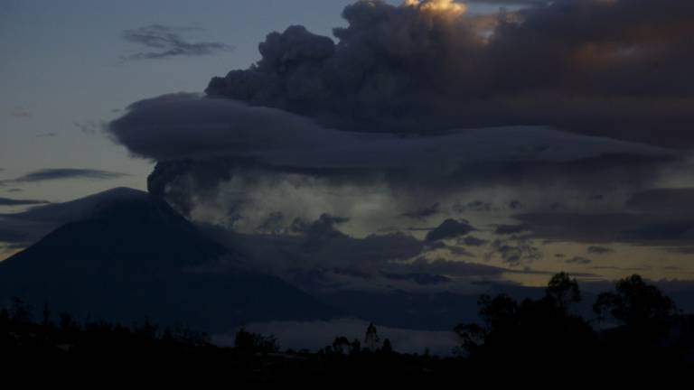 Volcán Tungurahua exhala ceniza y rocas incandescentes