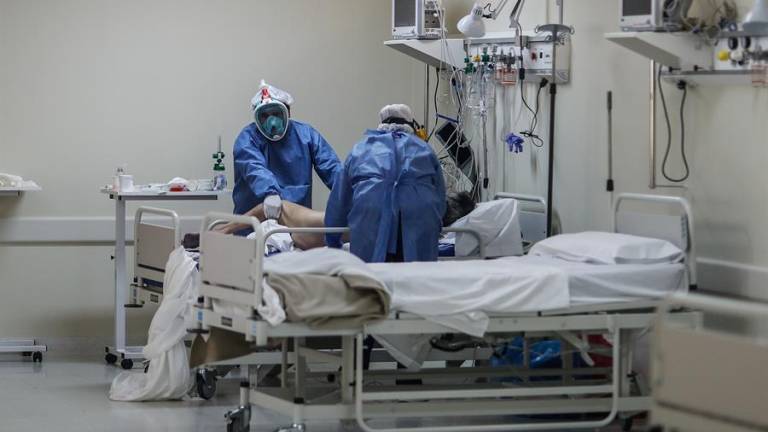 Llegaban a las salas de emergencia por sus propios medios y no parecían sufrir trastornos respiratorios de gravedad. Foto: EFE