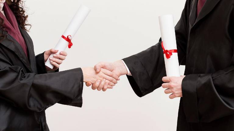 Ofrecen becas del 100% para bachilleres con experiencia en comunicación: así puede aplicar