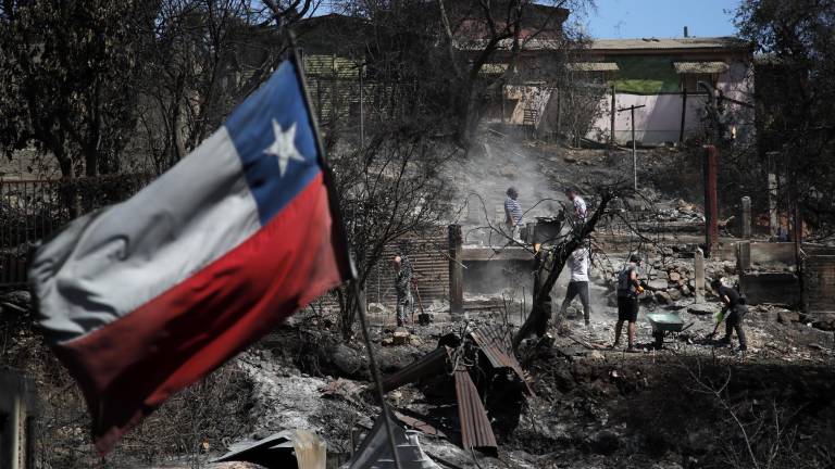 Chile busca levantarse de las cenizas tras incendios que dejan 123 muertos
