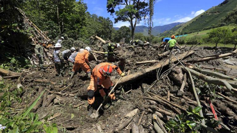 Reanudan la búsqueda de desaparecidos por deslizamientos en Colombia