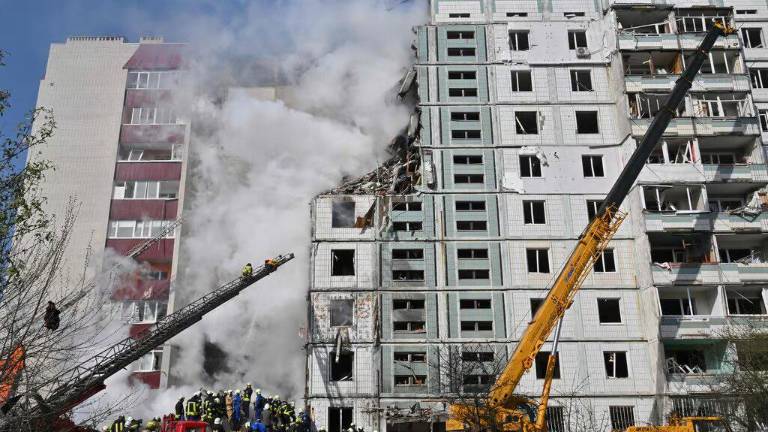 VIDEO: Entre lágrimas, una ucraniana muestra la destrucción que misiles rusos causaron en el bloque de departamentos en el que vive con sus hijos