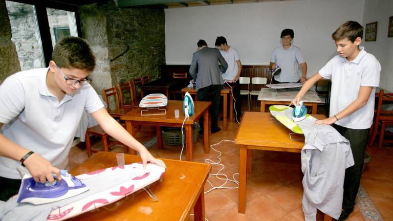 Escuela promueve que los jóvenes aprendan a cocinar y planchar