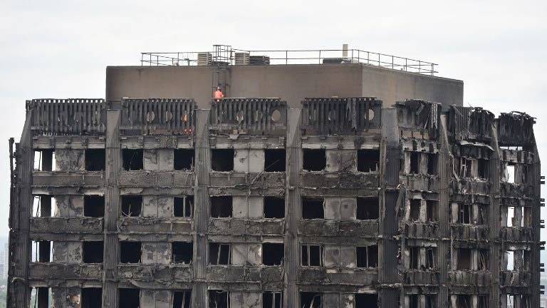 Policía de Londres informa de 30 fallecidos por incendio