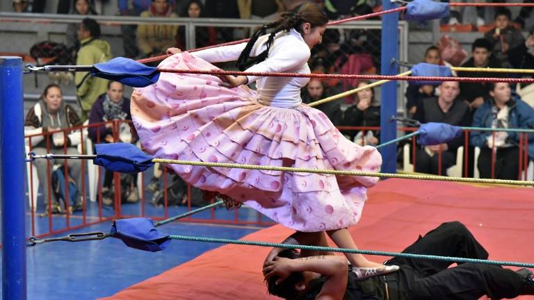 "Cholitas" de Bolivia en lucha libre por la vida