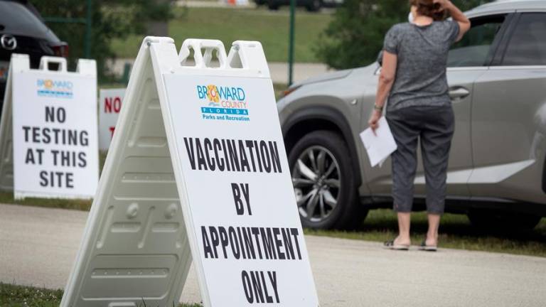 El &quot;turismo de vacunas&quot; en Florida provoca indignación