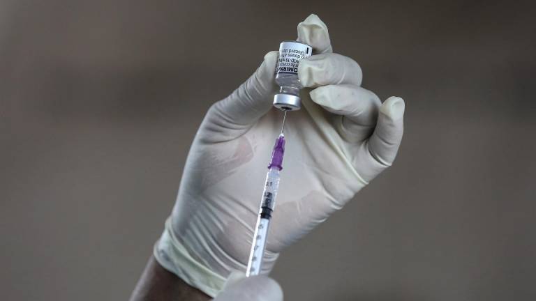 La vacunación con dosis de refuerzo a la población mundial no es sostenible según experto