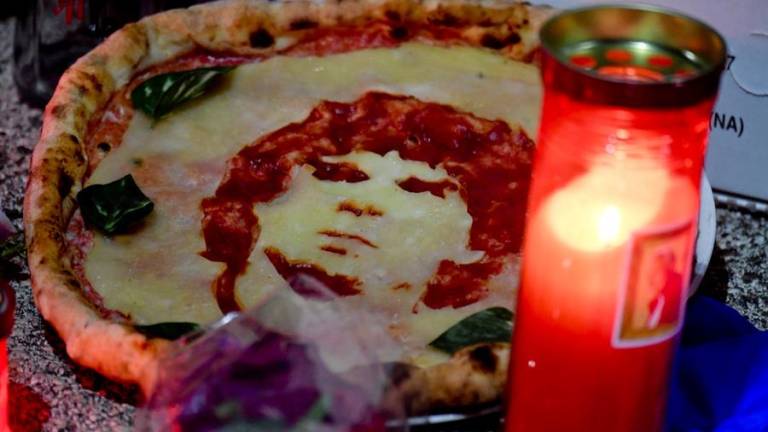 Pasta, pizzas y chocolates: así podía pagar el Nápoles a Maradona