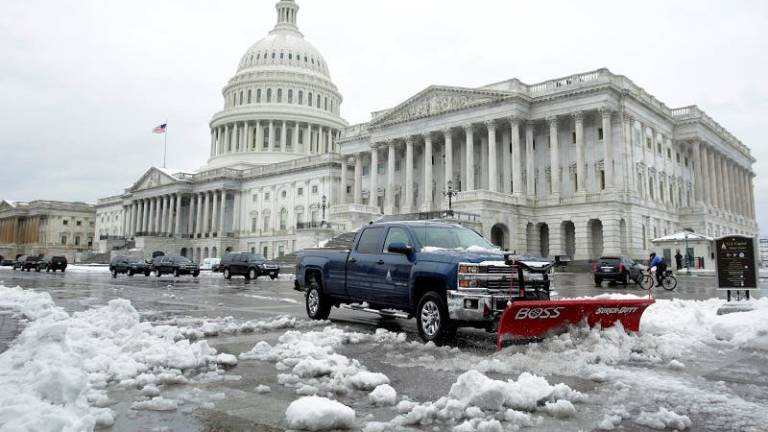 Washington funciona a media marcha pese a librarse de lo peor de Stella