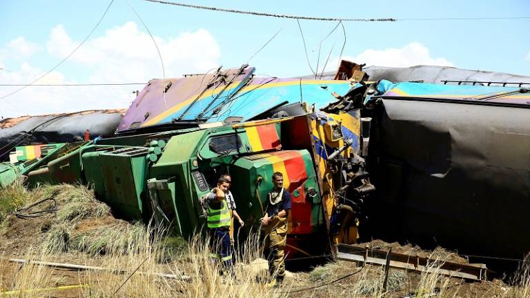 14 muertos y 180 heridos en accidente de tren en Sudáfrica