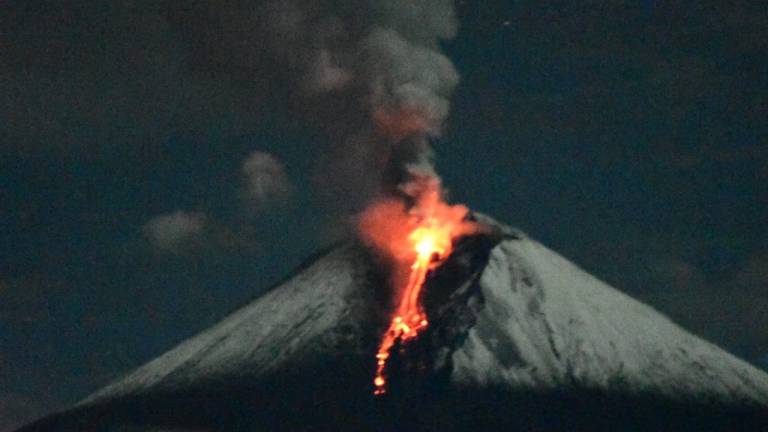 Erupción del volcán Sangay en noche de luna llena brinda un espectáculo a los habitantes de Macas y Morona