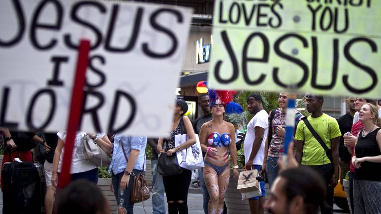 Mujeres en &quot;topless&quot; causan controversia en Times Square