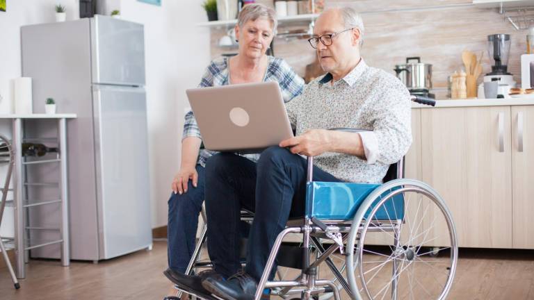 ¿Cómo y a qué edad se puede solicitar la jubilación del IESS por invalidez?