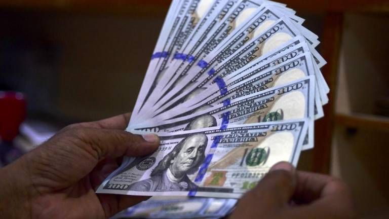 ¿Por qué el meteórico ascenso del dólar causa preocupación en Ecuador?