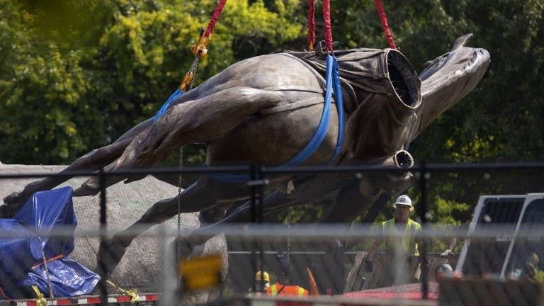 Abren cápsula del tiempo enterrada hace 130 años en EEUU