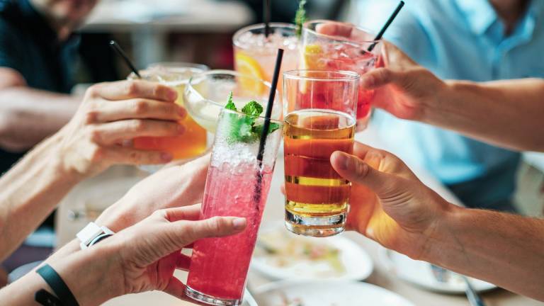 Beber alcohol te ayuda a hablar con fluidez otros idiomas