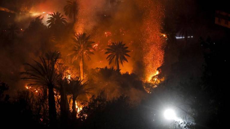 Dos fallecidos y 400 viviendas afectadas en Chile por incendio en Viña del Mar
