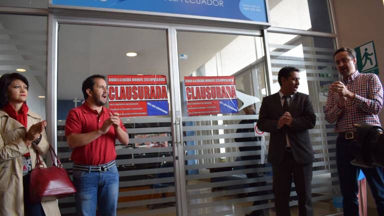 Plantón en Cuenca contra suspensión de vuelos de Tame