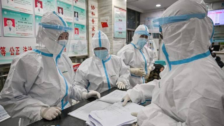 Médicos de Wuhan sabían lo mortal y contagiosa que era la COVID antes de la pandemia