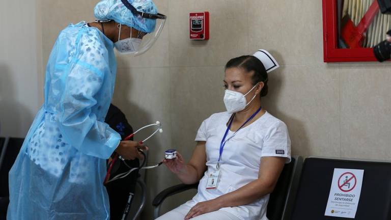 Ministerio de Salud anuncia sanciones en caso de no administrar vacunas a personal de primera línea y adultos mayores