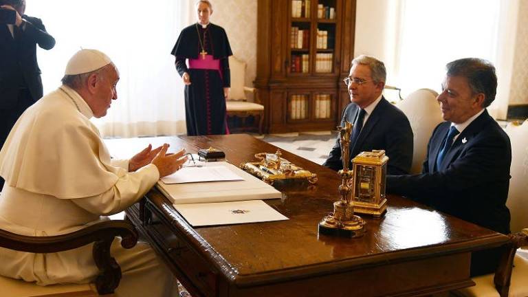 El papa se reunió con Santos y Uribe durante treinta minutos