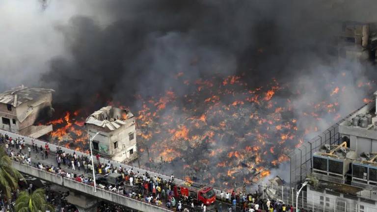 Incendio masivo deja 5.000 comerciantes damnificados en uno de los mayores mercados en Bangladesh