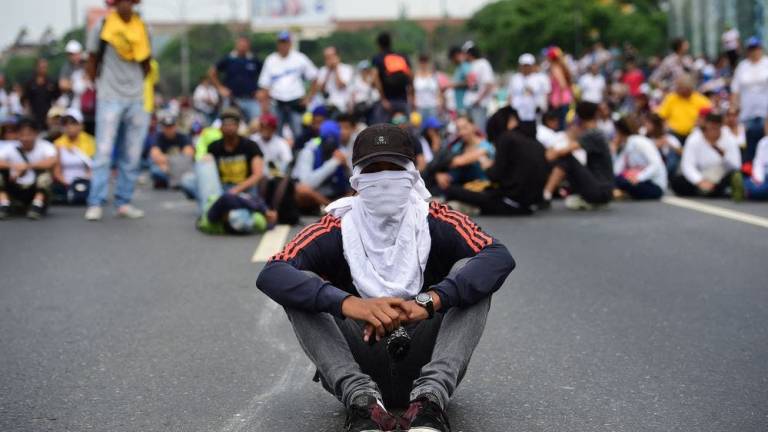 Venezolanos vuelven a marchar tras un mes de protestas