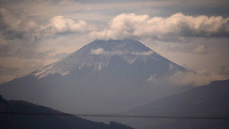 Sugieren activa vigilancia y prevención del volcán Cotopaxi por su actividad constante