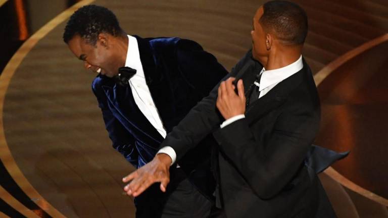 Will Smith desconcierta en la gala de los Oscar al golpear a Chris Rock por un chiste sobre su esposa