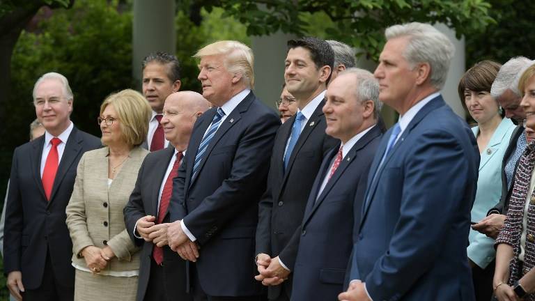 Republicanos aprueban nueva ley de salud de Trump
