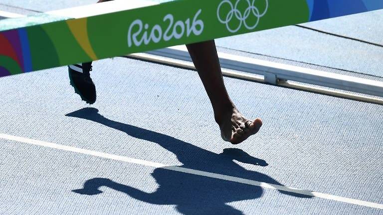 Ovaciones para etíope que corrió con un pie descalzo en Río 2016