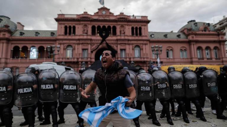 Incidentes en el velatorio de Maradona: se tuvo que cambiar de lugar el féretro en la Casa Rosada