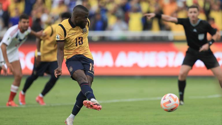 Enner Valencia de Ecuador falla un penalti este viernes, en un partido de las eliminatorias sudamericanas para el Mundial de 2026 entre las selecciones de Ecuador y Venezuela en el estadio Rodrigo Paz Delgado en Quito.