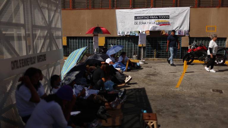 Familiares de presos políticos participaron en una huelga de hambre este sábado, frente al centro penitenciario Zona 7 en Caracas, Venezuela.