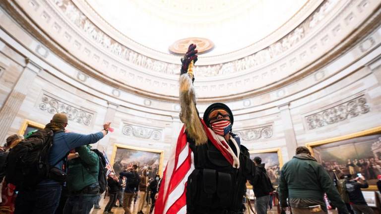 Herido de bala en el asalto de seguidores de Trump al Congreso de EE.UU.