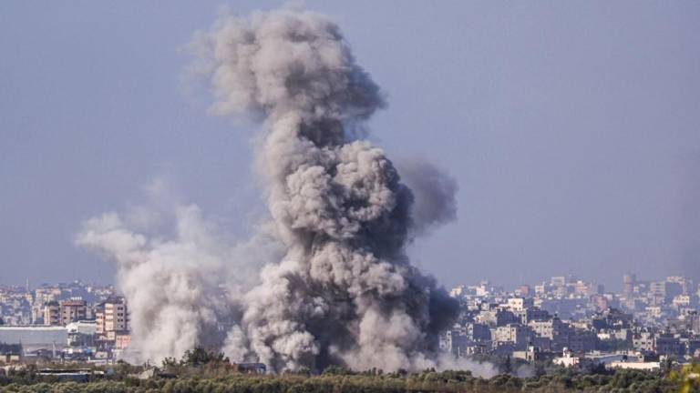 Hospitales y escuela de Gaza sufren bombardeos y disparos, según responsables palestinos