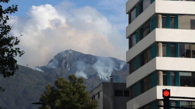 Vista desde una calle de Quito hacia el volcán Pichincha donde se observa el humo del incendio.
