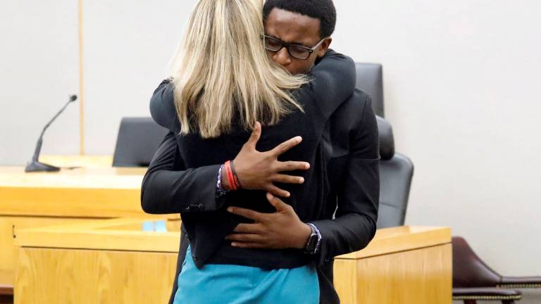 Joven abraza a expolicía que mató a su hermano en un gran gesto de perdón