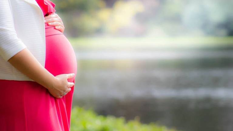 Embarazadas hispanas en mayor riesgo de complicaciones y muerte por covid-19