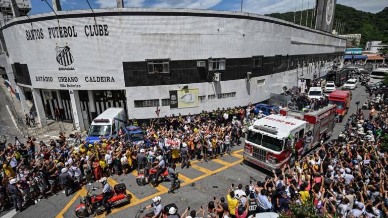 Finaliza multitudinario velatorio de Pelé con ausencia de astros de la selección brasileña