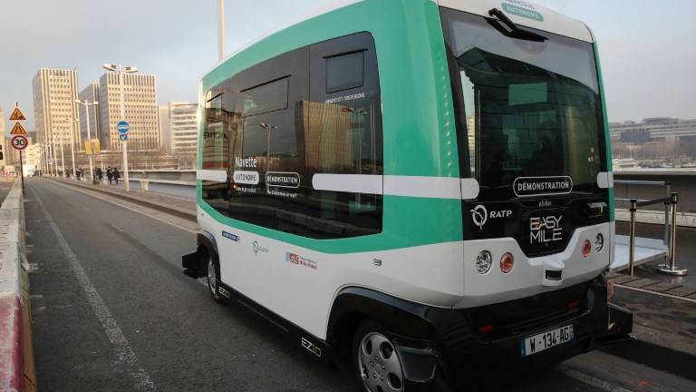 París pone a prueba minibuses sin conductor