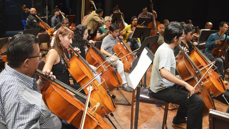 El director que dedica su vida a la Sinfónica de Guayaquil