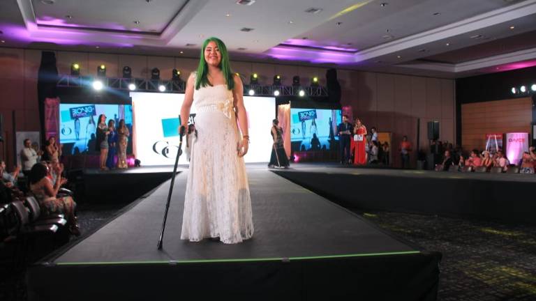 Los "guerreros biónicos" desfilan en Guayaquil