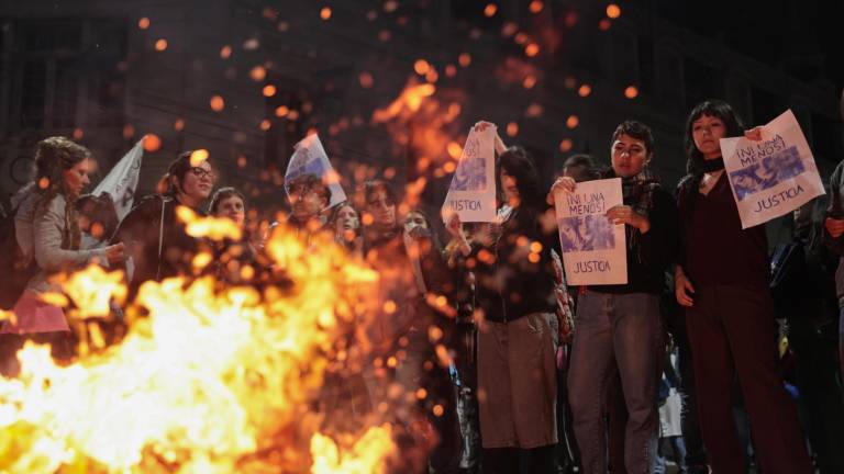Triple feminicidio transmitido en vivo causa conmoción en Argentina: miles protestan en las calles