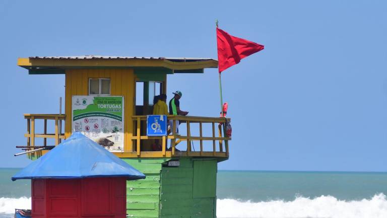 Bandera roja en una de las playas de Manta.